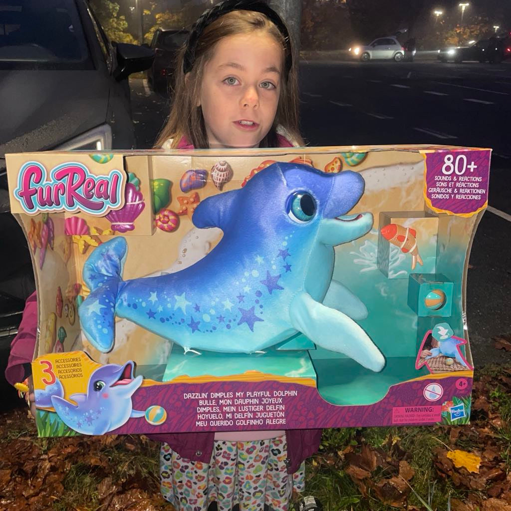 Kæmpe FurReal delfin – mere end 80 lyde og reaktioner!
Er du klar til at møde din nye bedste ven fra havets dyb?
Den store, bløde og livagtige FurReal delfin er landet – og den er fuld af overraskelser! Med over 80 forskellige lyde og reaktioner, reager