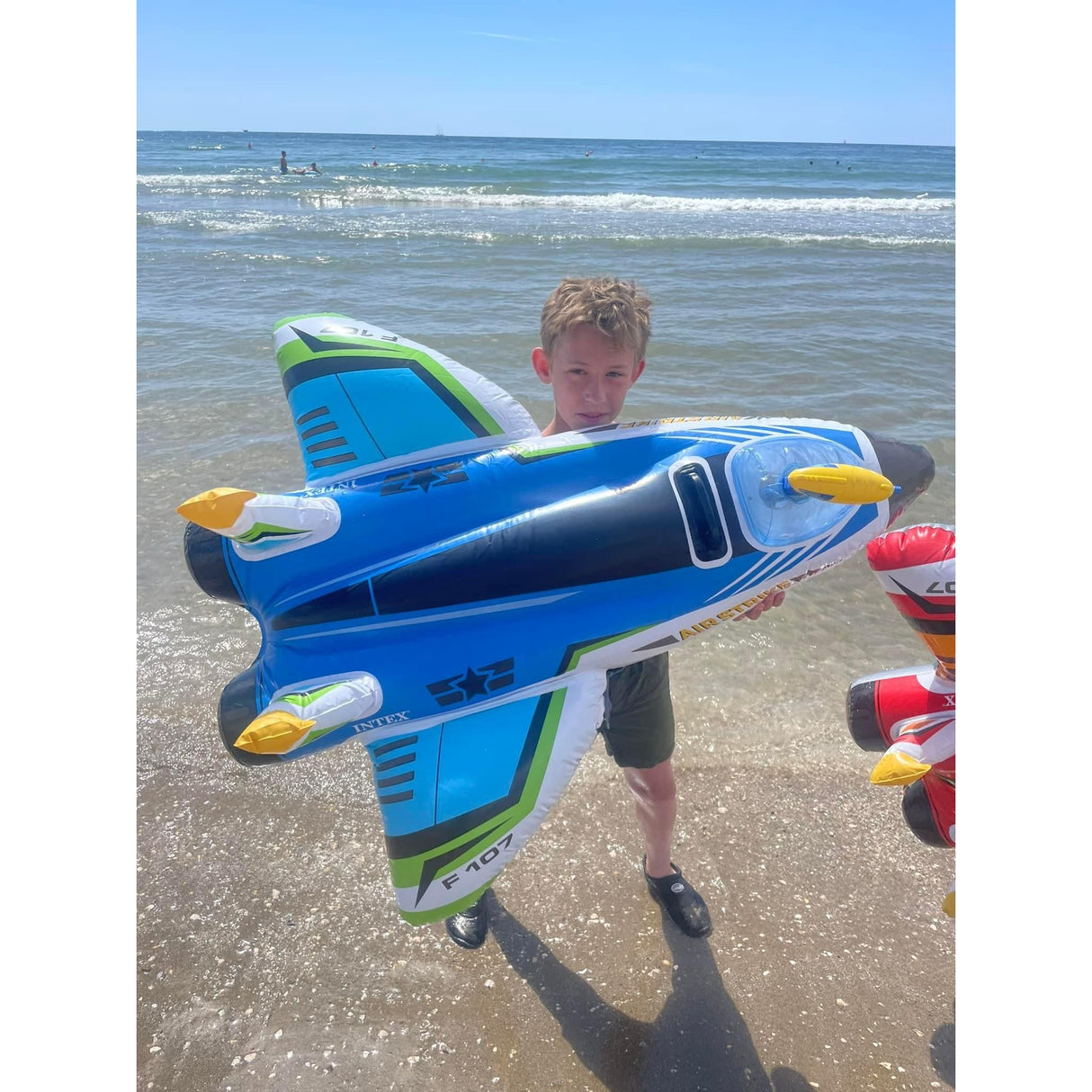 Stort badedyr med vandpistol (assorteret farve)