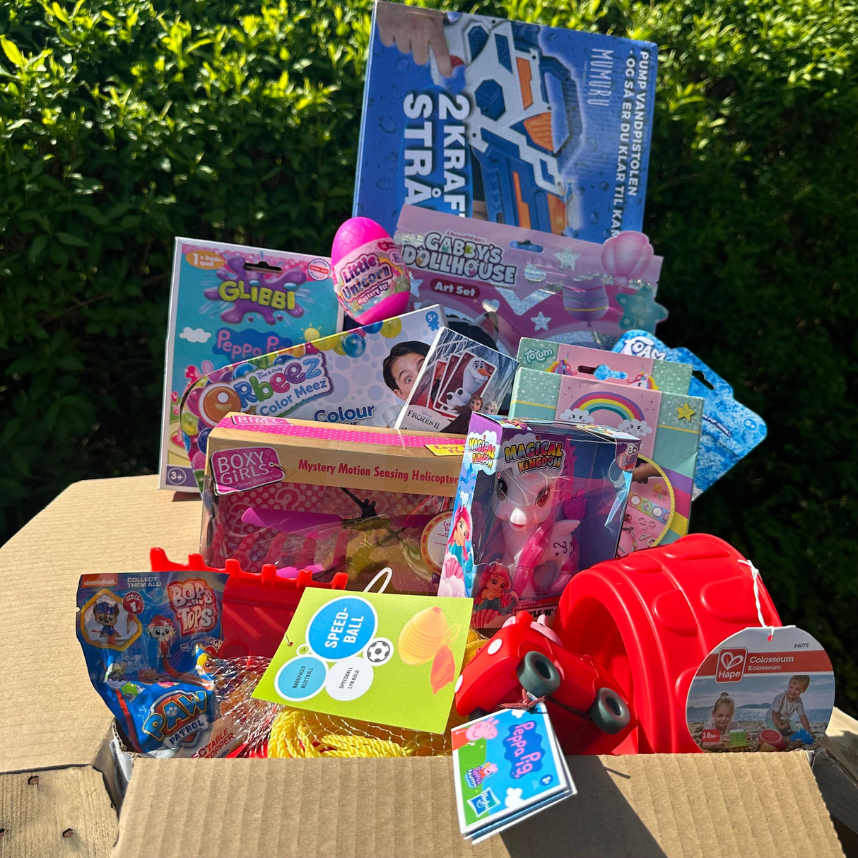 Sommerkasse fyldt med legetøj