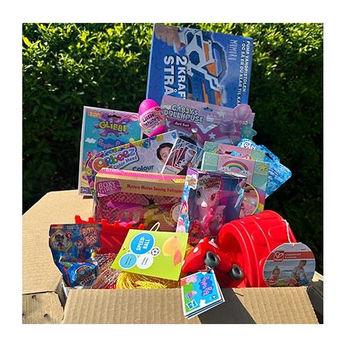 Sommerkasse fyldt med legetøj