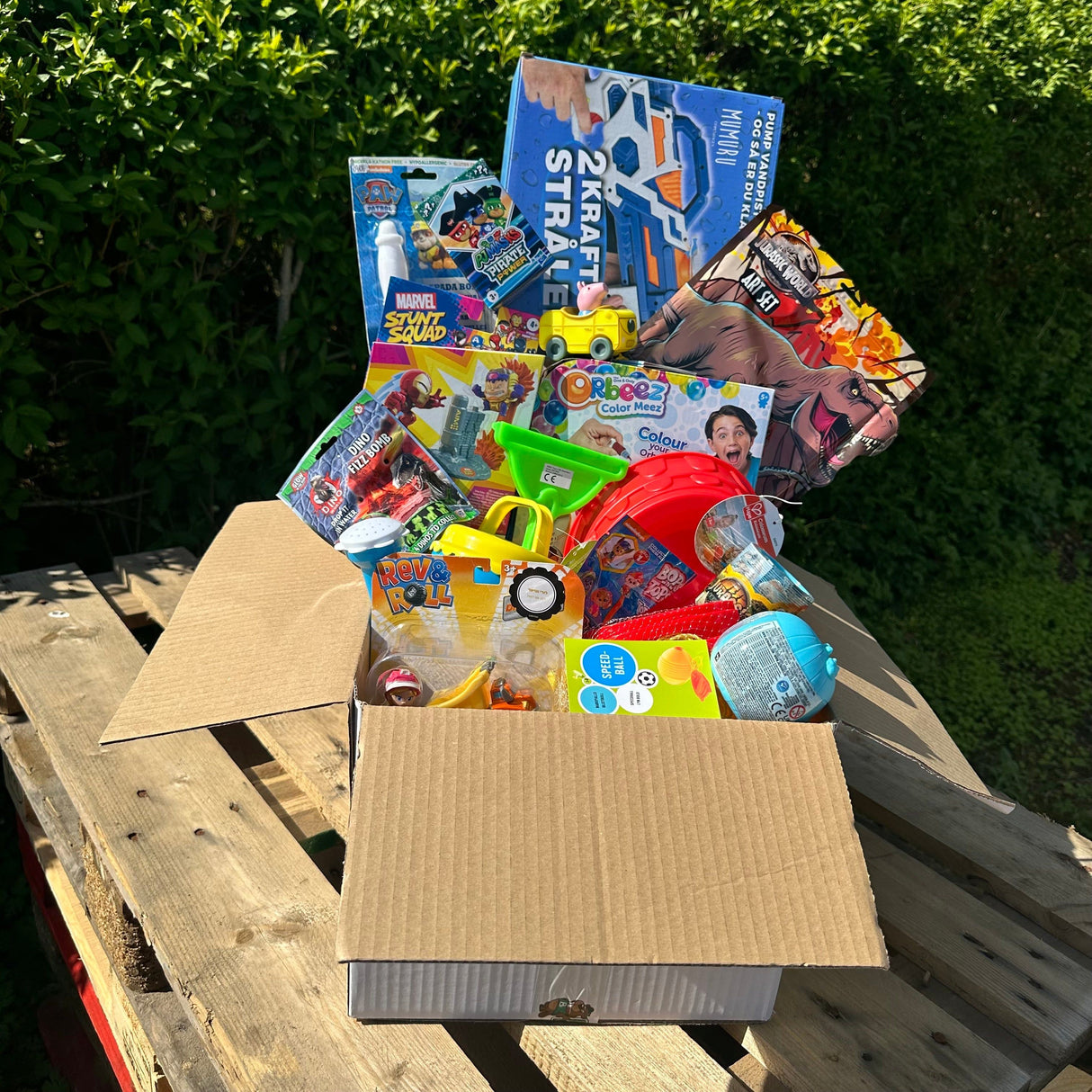 Sommerkasse fyldt med legetøj