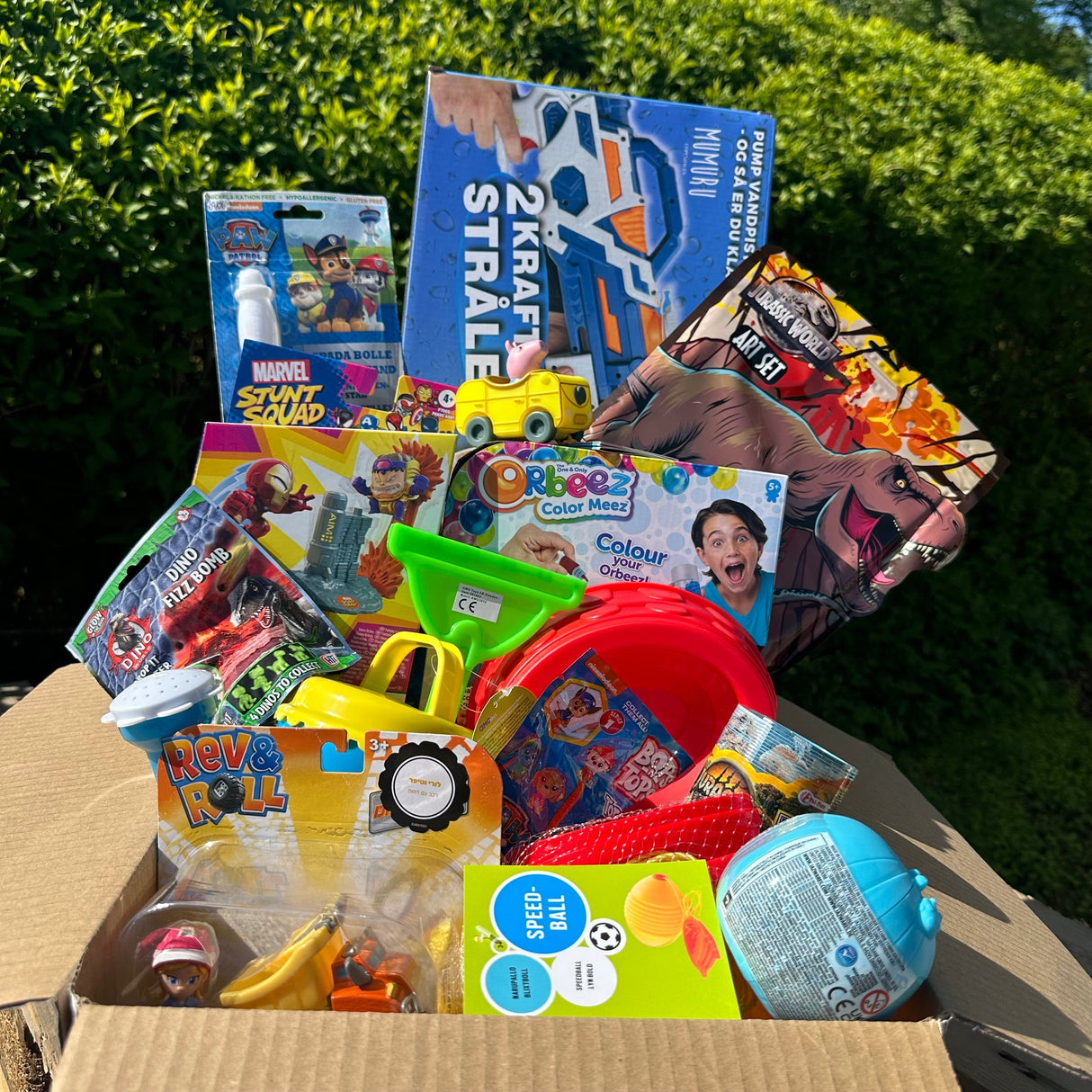 Sommerkasse fyldt med legetøj