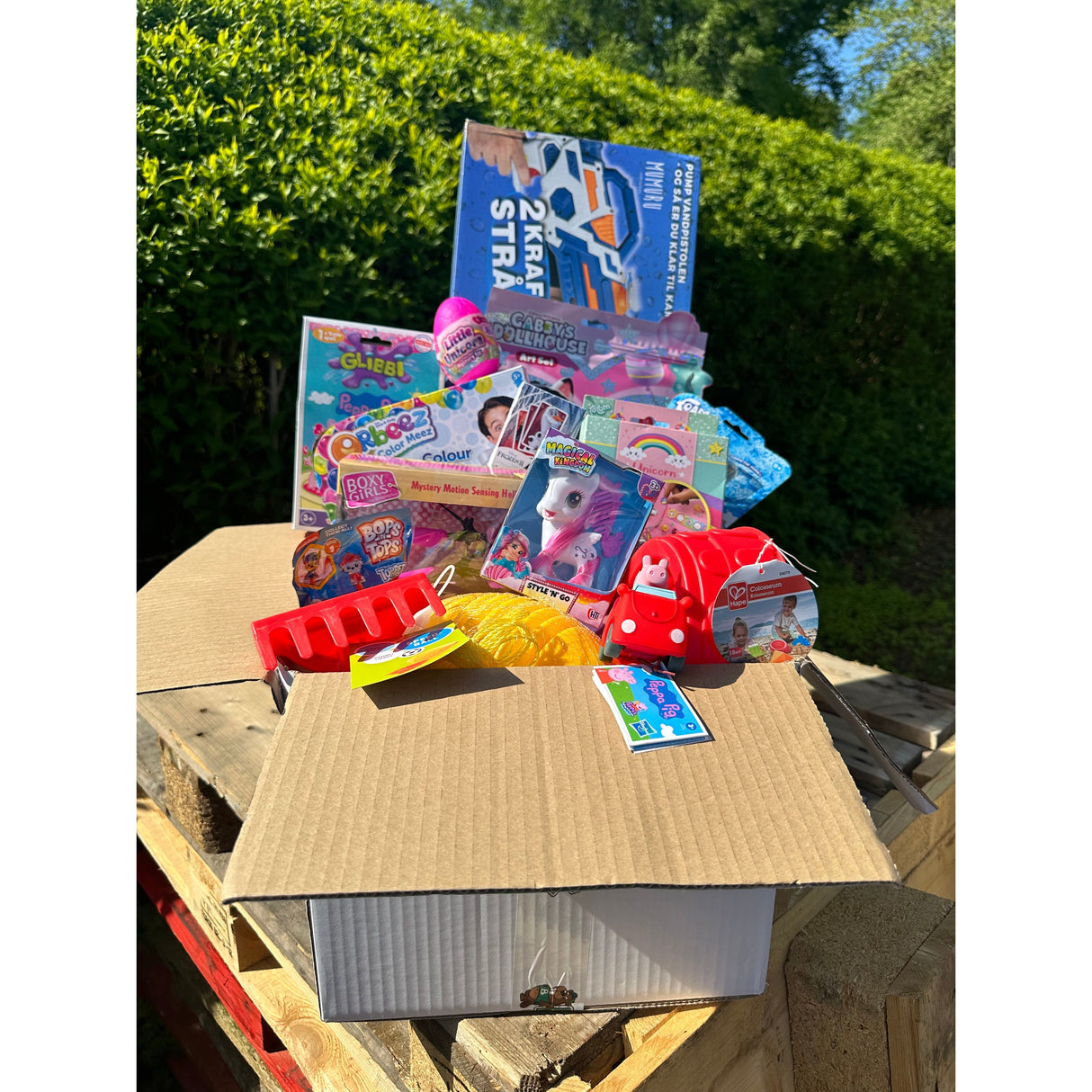 Sommerkasse fyldt med legetøj