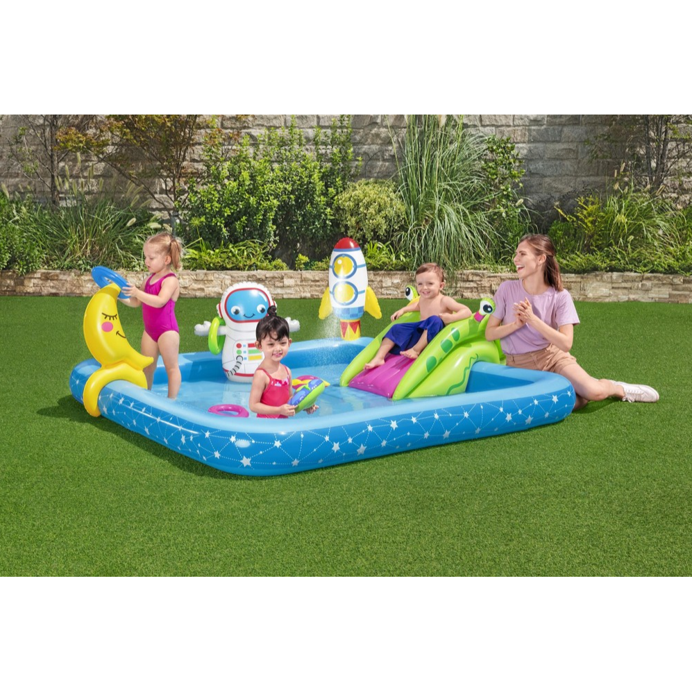 Astronaut vand "legeplads" badebassin