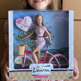 Lauren dukke på by cykel